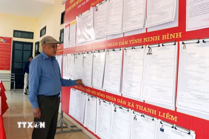 Cử tri xã Thanh Liêm tìm hiểu tiểu sử các ứng cử viên đại biểu Quốc hội và đại biểu Hội đồng Nhân dân các cấp. (Ảnh: Nguyễn Chinh/TTXVN)