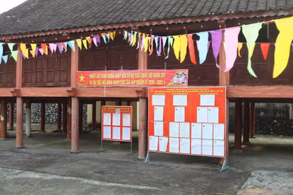 Đảng viên Chi bộ thôn Nam Quan, xã biên giới Đồng Đăng, tỉnh Lạng Sơn tuyên truyền hướng dẫn bầu cử tại nơi niêm yết danh sách những người ứng cử. (Ảnh: Quang Duy/TTXVN)