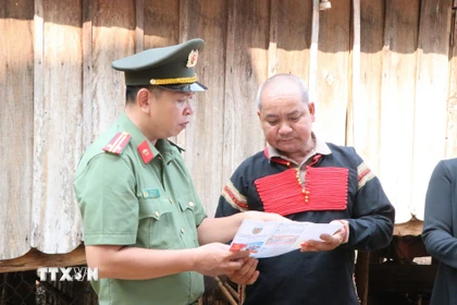 Vận động, tuyên truyền cho đồng bào dân tộc thiểu số nắm rõ quyền và nghĩa vụ của mình về bầu cử. (Ảnh: Nguyên Dung/TTXVN)