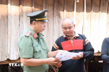 Vận động, tuyên truyền cho đồng bào dân tộc thiểu số nắm rõ quyền và nghĩa vụ của mình về bầu cử. (Ảnh: Nguyên Dung/TTXVN)