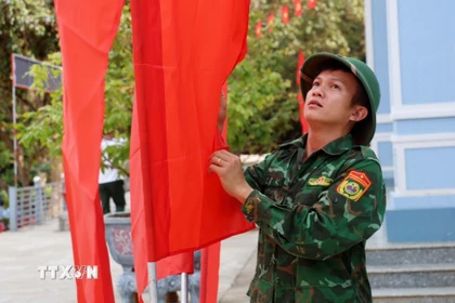 Cán bộ, chiến sỹ đảo Hòn Chuối trang trí chuẩn bị cho ngày bầu cử sớm. (Ảnh: Chanh Đa/TTXVN)