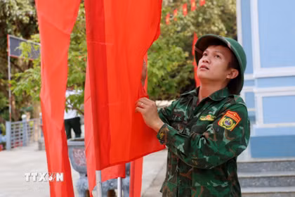 Cán bộ, chiến sỹ đảo Hòn Chuối trang trí chuẩn bị cho ngày bầu cử sớm. (Ảnh: Chanh Đa/TTXVN)