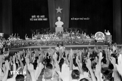 Tại kỳ họp thứ nhất, Quốc hội khóa VI đã thông qua Nghị quyết về tên nước, quốc kỳ, quốc huy, quốc ca và tổ chức Nhà nước khi chưa có Hiến pháp mới. Quốc hội quyết định đổi tên nước Việt Nam Dân chủ Cộng hòa thành nước Cộng hòa xã hội chủ nghĩa Việt Nam; quyết định khóa Quốc hội được bầu trong cuộc Tổng tuyển cử ngày 25/4/1976 là Quốc hội khóa VI nước CHXHCN Việt Nam; quyết định chính thức đặt tên thành phố Sài Gòn-Gia Ðịnh là Thành phố Hồ Chí Minh. Sự ra đời của nước CHXHCN Việt Nam mở đầu cho bước phát triển mới trong quá trình đi lên của đất nước. (Ảnh: TTXVN)