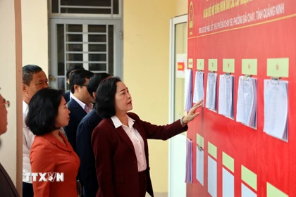 Bà Nguyễn Thị Thanh, Ủy viên Trung ương Đảng, Phó Chủ tịch Quốc hội, Ủy viên Hội đồng Bầu cử Quốc gia, kiểm tra tại tổ bầu cử khu phố Bãi Cháy 5B, phường Bãi Cháy. (Ảnh: Đức Hiếu/TTXVN)