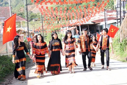 Cử tri đồng bào dân tộc thiểu số Xê Đăng, xã Trà Linh, thành phố Đà Nẵng đến điểm bầu cử tìm hiểu tiểu sử các ứng cử viên Quốc hội và Hội đồng Nhân dân. (Ảnh: Trần Tĩnh/TTXVN)