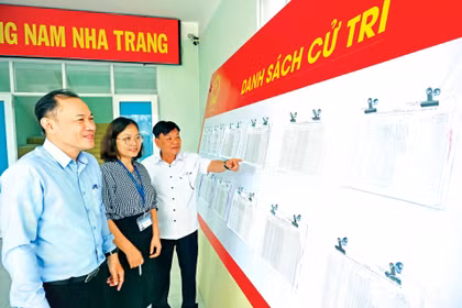 Thành viên các ban bầu cử phường Nam Nha Trang rà soát việc niêm yết danh sách cử tri. (Nguồn: Báo Khánh Hòa)