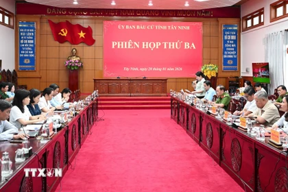 Quang cảnh phiên họp thứ 3 của Ủy ban Bầu cử tỉnh Tây Ninh. (Ảnh: Bùi Giang/TTXVN)