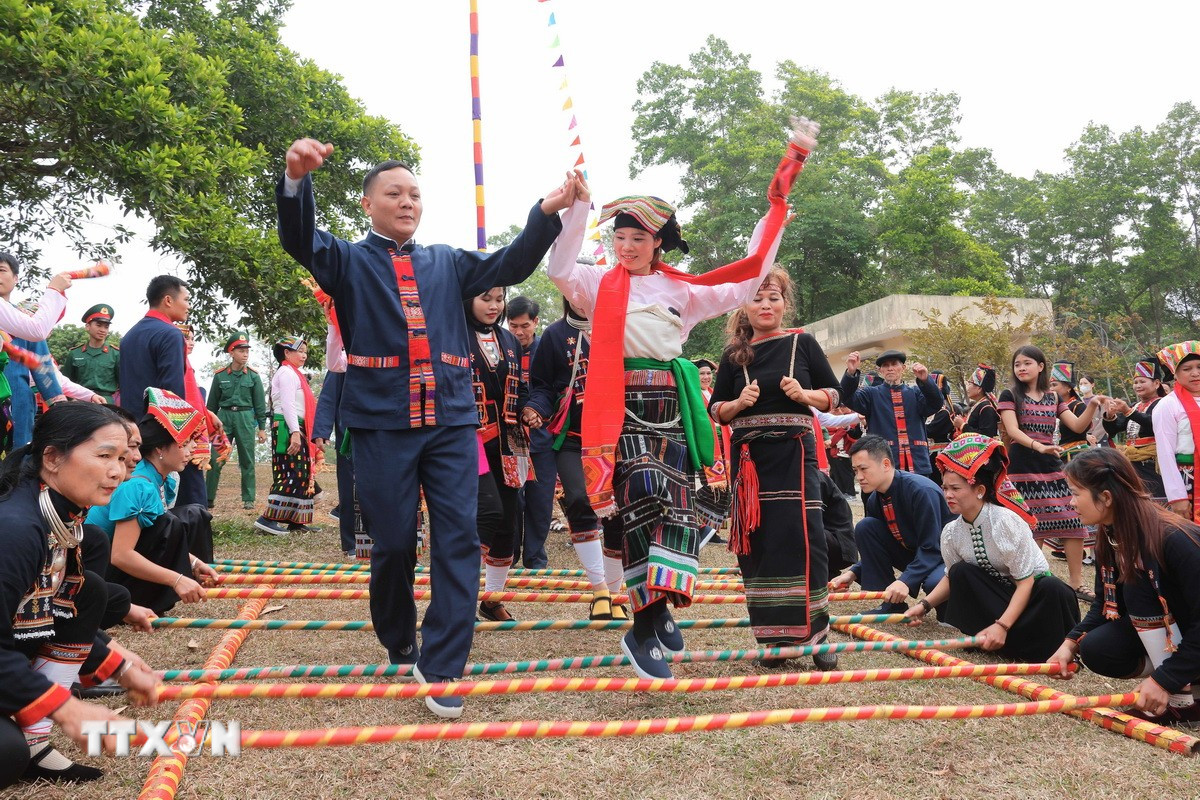 Đồng bào các dân tộc tham dự điệu múa xòe. (Ảnh: Hoàng Hiếu/TTXVN)