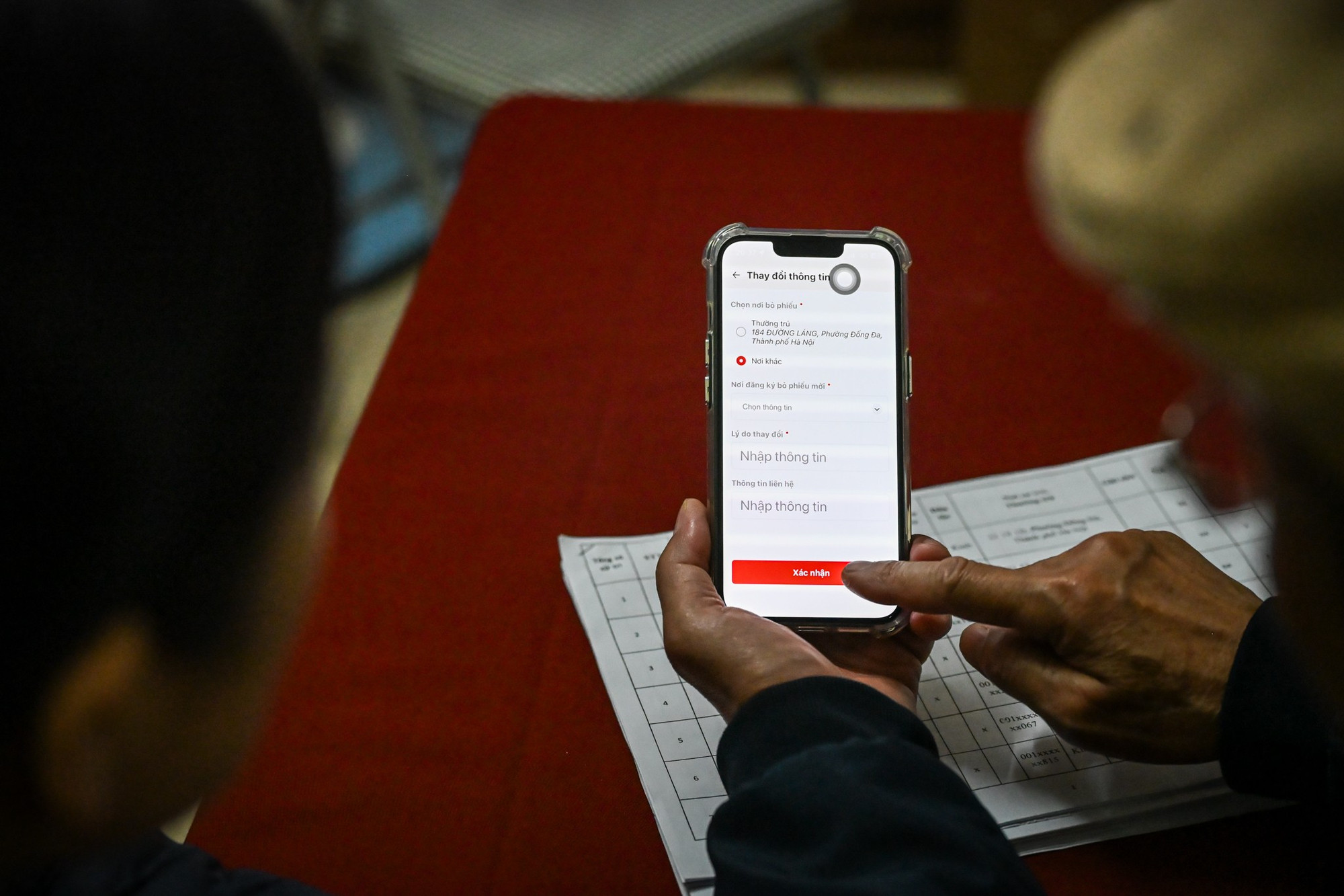 Cử tri có thể thay đổi thông tin nơi bỏ phiếu bầu cử ngay trên ứng dụng VNeID. (Ảnh: Minh Sơn/Vietnam+)