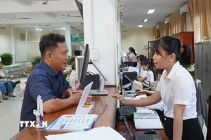 Người dân đến làm thủ tục hành chính tại Trung tâm phục vụ hành chính công phường Sa Đéc, Đồng Tháp. (Ảnh: Nhựt An/TTXVN)