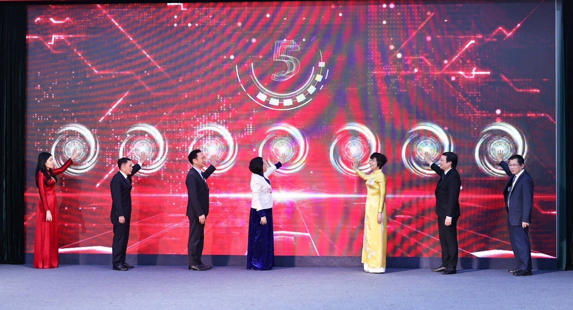 Phó Chủ tịch Quốc hội Nguyễn Thị Thanh và Tổng Giám đốc Thông tấn xã Việt Nam Vũ Việt Trang cùng các đại biểu thực hiện nghi thức khai trương chuyên trang. (Ảnh: Minh Đức/TTXVN)