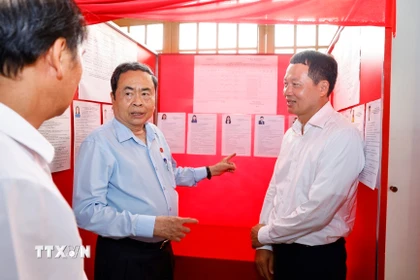 Chủ tịch Quốc hội Trần Thanh Mẫn khảo sát thực tế tại đơn vị bầu cử số 4, khu vực bỏ phiếu số 17 - phường Tân Triều, tỉnh Đồng Nai. (Ảnh: Doãn Tấn/TTXVN)