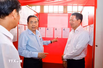 Chủ tịch Quốc hội Trần Thanh Mẫn khảo sát thực tế tại đơn vị bầu cử số 4, khu vực bỏ phiếu số 17 - phường Tân Triều, tỉnh Đồng Nai. (Ảnh: Doãn Tấn/TTXVN)