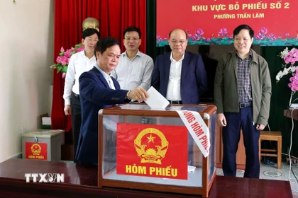 Tỉnh Hưng Yên vận hành thử quy trình bỏ phiếu bầu cử. (Ảnh: Mạnh Khánh/TTXVN)