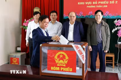 Tỉnh Hưng Yên vận hành thử quy trình bỏ phiếu bầu cử. (Ảnh: Mạnh Khánh/TTXVN)