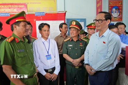 Phó Chủ tịch Quốc hội Trần Quang Phương (bên phải) kiểm tra công tác bầu cử tại điểm bỏ phiếu số 1 (ấp Kênh Đào, xã Đất Mũi). (Ảnh: Huỳnh Anh/TTXVN)