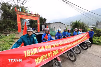 Đoàn thanh niên xã Quản Bạ, Tuyên Quang tuyên truyền lưu động về công tác bầu cử trên địa bàn xã. (Ảnh: Minh Đức/TTXVN)