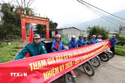 Đoàn thanh niên xã Quản Bạ, Tuyên Quang tuyên truyền lưu động về công tác bầu cử trên địa bàn xã. (Ảnh: Minh Đức/TTXVN)