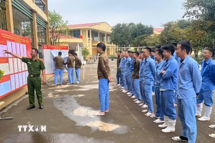 Cơ sở cai nghiện ma túy số 1 tỉnh Thanh Hóa (xã Trung Chính) phối hợp chặt chẽ với các Tổ bầu cử trên địa bàn thực hiện các bước chuẩn bị cho ngày bầu cử đúng quy trình, quy định của pháp luật. (Ảnh: TTXVN phát)