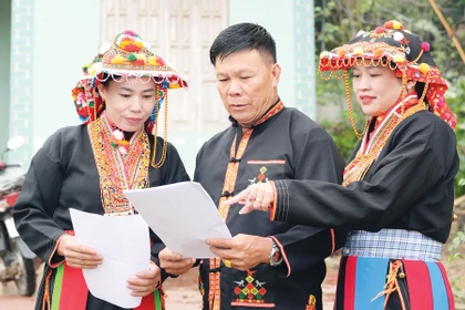 Cử tri xã Tây Yên Tử tìm hiểu các quy định về bầu cử. (Nguồn: Báo Bắc Ninh)