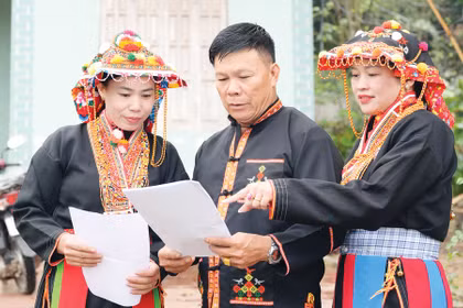 Cử tri xã Tây Yên Tử tìm hiểu các quy định về bầu cử. (Nguồn: Báo Bắc Ninh)