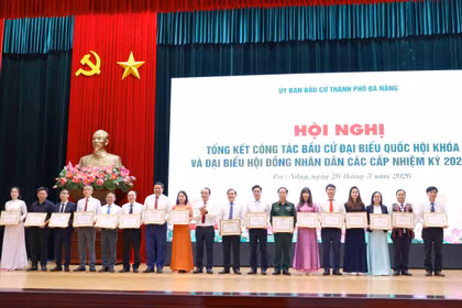 Đại diện các tập thể nhận tuyên dương khen thưởng vì thành tích xuất sắc trong công tác thực hiện bầu cử tại Đà Nẵng. (Ảnh: Trần Lê Lâm/TTXVN)