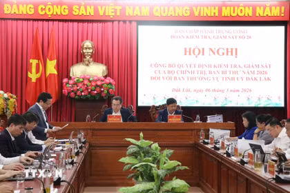 Công bố Quyết định kiểm tra, giám sát năm 2026 đối với Ban Thường vụ Tỉnh ủy Đắk Lắk. (Ảnh: Ngọc Minh/TTXVN)