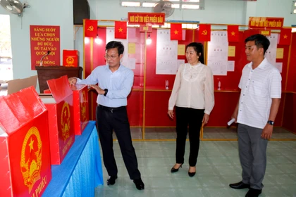 Ông Đinh Văn Tuấn (bên phải), Phó Chủ tịch UBND tỉnh Lâm Đồng kiểm tra khu vực bỏ phiếu bầu tại các xã ven biển. (Ảnh: Nguyễn Thanh/TTXVN)
