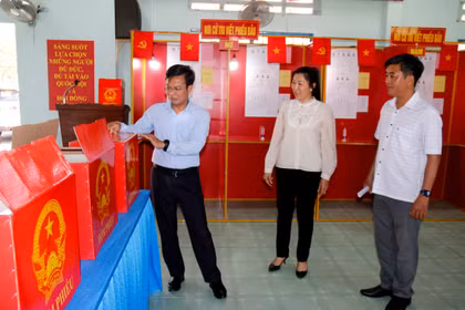 Ông Đinh Văn Tuấn (bên phải), Phó Chủ tịch UBND tỉnh Lâm Đồng kiểm tra khu vực bỏ phiếu bầu tại các xã ven biển. (Ảnh: Nguyễn Thanh/TTXVN)