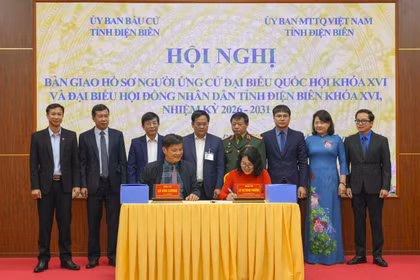 Ký kết bàn giao hồ sơ người ứng cử Đại biểu Quốc hội khóa XVI và đại biểu Hội đồng Nhân dân tỉnh Điện Biên khóa XVI, nhiệm kỳ 2026-2031. (Ảnh: Xuân Tư/TTXVN)