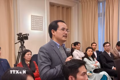 Ông Lê Văn Tranh, Nghiên cứu sinh Tiến sỹ luật học tại Đại học Paris Panthéon-Assas (Pháp), phát biểu tại Hội thảo khoa học với chủ đề “Vai trò của trí thức Việt Nam tại Pháp trong phát triển khoa học-công nghệ, đổi mới sáng tạo và chuyển đổi số tại Việt Nam,” do Đại sứ quán Việt Nam tại Pháp tổ chức. (Ảnh: Hữu Chiến/TTXVN)