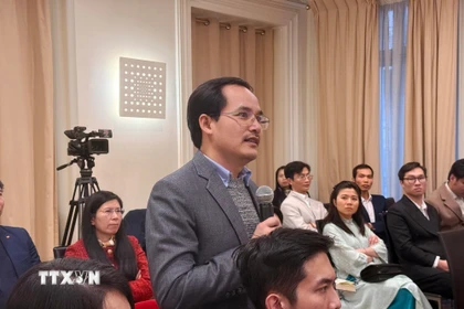 Ông Lê Văn Tranh, Nghiên cứu sinh Tiến sỹ luật học tại Đại học Paris Panthéon-Assas (Pháp), phát biểu tại Hội thảo khoa học với chủ đề “Vai trò của trí thức Việt Nam tại Pháp trong phát triển khoa học-công nghệ, đổi mới sáng tạo và chuyển đổi số tại Việt Nam,” do Đại sứ quán Việt Nam tại Pháp tổ chức. (Ảnh: Hữu Chiến/TTXVN)