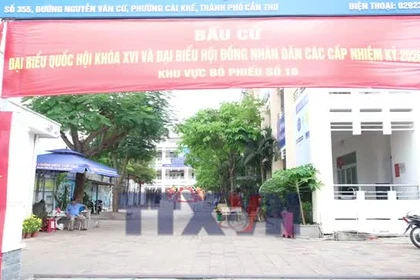 Cụ bà gần 100 tuổi tự tay bỏ lá phiếu bầu đại biểu Quốc hội và Hội đồng Nhân dân các cấp 