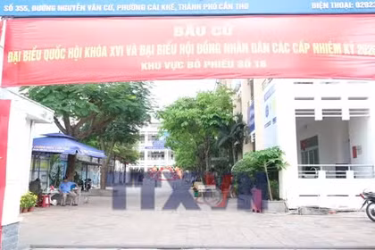 Cụ bà gần 100 tuổi tự tay bỏ lá phiếu bầu đại biểu Quốc hội và Hội đồng Nhân dân các cấp 