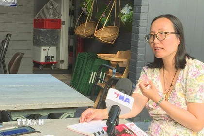 Bà Quỳnh Iris de Prelle trả lời phỏng vấn phóng viên TTXVN tại Brussels. (Ảnh : Duy Tùng/TTXVN)