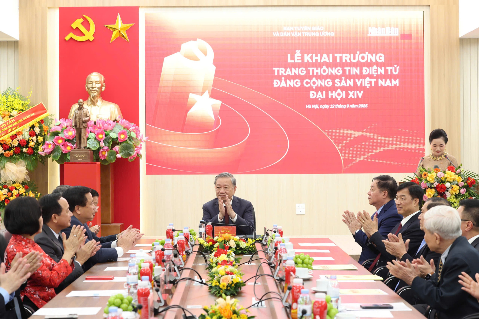 Tổng Bí thư Tô Lâm cùng các đồng chí lãnh đạo Đảng, Nhà nước tới dự Lễ ra mắt Trang thông tin điện tử chuyên đề "Đảng Cộng sản Việt Nam-Đại hội XIV." (Ảnh: Mạnh Nguyễn/Vietnam+) manh-nguyen-2.jpg