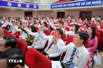 Các đại biểu biểu quyết thông qua dự thảo Nghị quyết Đại hội. (Ảnh minh họa. Thu Hoài/TTXVN)