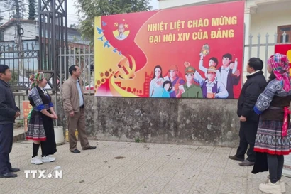 Cán bộ, đảng viên và nhân dân xã Púng Luông kỳ vọng Đại hội sẽ thông qua những quyết sách đúng đắn giúp đồng bào dân tộc thiểu số, miền núi bứt phá về kinh tế, xóa đói, giảm nghèo. (Ảnh: TTXVN phát)