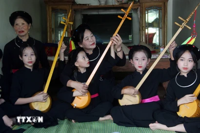 Các thành viên nhỏ tuổi của Câu lạc bộ Hát Then - đàn Tính cội nguồn của Tuyên Quang. (Ảnh: Quang Cường/TTXVN)