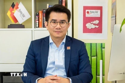 Ông Phạm Khánh Nam, Tổng Biên tập Tạp chí Hương Việt tại CHLB Đức trả lời phóng viên TTXVN. (Ảnh: Phương Hoa/TTXVN)