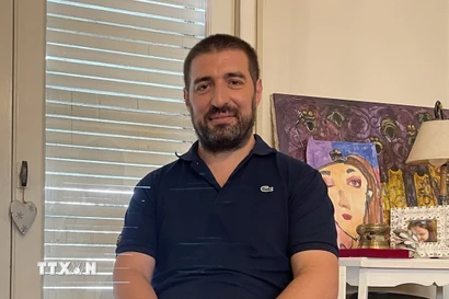 Nhà văn, nhà báo Gastón Fiorda trả lời phỏng vấn phóng viên TTXVN. (Ảnh: Diệu Hương/TTXVN)