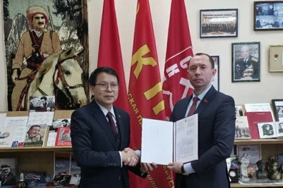 Ông Sergei Syrankov, Bí thư thứ nhất Ban chấp hành Đảng Cộng sản Belarus trao thư chúc mừng Đại hội đại biểu toàn quốc lần thứ XIV cho Đại sứ Việt Nam tại Belarus Nguyễn Văn Trung. (Ảnh: Báo Quốc tế)