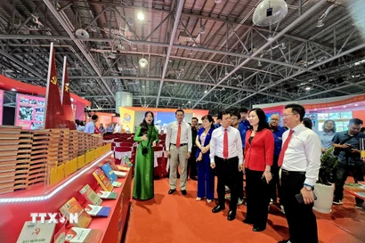 Các đại biểu tham quan Triển lãm. (Ảnh: Thanh Vân/TTXVN)