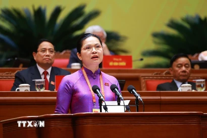 Đồng chí Hà Thị Nga, Ủy viên Trung ương Đảng, Phó Bí thư Thường trực Đảng ủy Mặt trận Tổ quốc, các đoàn thể Trung ương, Phó Chủ tịch, Tổng Thư ký Ủy ban Trung ương Mặt trận Tổ quốc Việt Nam, tham luận về vấn đề “Phát huy sức mạnh đoàn kết toàn dân tộc – nền tảng, động lực quan trọng thực hiện thắng lợi các mục tiêu phát triển đất nước trong kỷ nguyên mới”. (Ảnh: TTXVN)