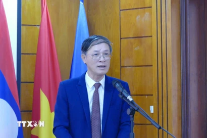 Đại biện lâm thời Đại sứ quán Việt Nam tại Lào Phan Minh Chiến phát biểu tại họp báo. (Ảnh: Xuân Tú/TTXVN)