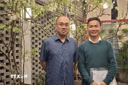 Phó Giáo sư-Tiến sỹ Phạm Quốc Nghị (bên phải) chụp ảnh cùng Phó Giáo sư-Tiến sỹ Trần Hải Đức, Trường đại học Khoa Học Tự Nhiên Hà Nội. (Ảnh: TTXVN phát)