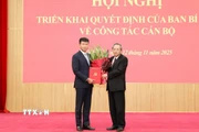Đồng chí Hoàng Đăng Quang (phải), Ủy viên Trung ương Đảng, Phó Trưởng ban Thường trực Ban Tổ chức Trung ương, trao quyết định cho đồng chí Trần Huy Tuấn giữ chức Phó Bí thư Tỉnh ủy Ninh Bình. (Ảnh: Đức Phương/TTXVN)