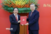 Tổng Bí thư Tô Lâm trao Quyết định của Bộ Chính trị điều động, phân công, bổ nhiệm đồng chí Trịnh Văn Quyết giữ chức Trưởng Ban Tuyên giáo và Dân vận Trung ương. (Ảnh: Thống Nhất/TTXVN)