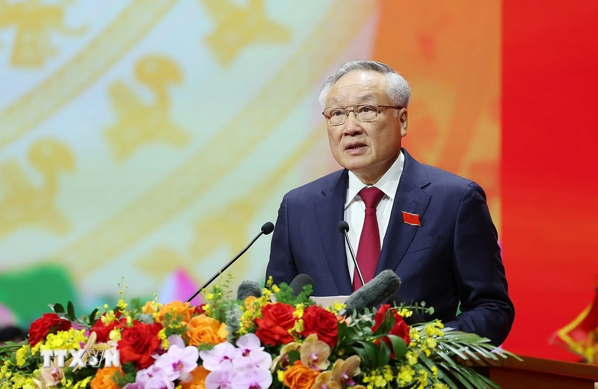 Ủy viên Bộ Chính trị, Phó Bí thư thường trực Đảng ủy Chính phủ, Phó Thủ tướng Thường trực Chính phủ Nguyễn Hòa Bình trình bày báo cáo chính trị. (Ảnh: Dương Giang/TTXVN)