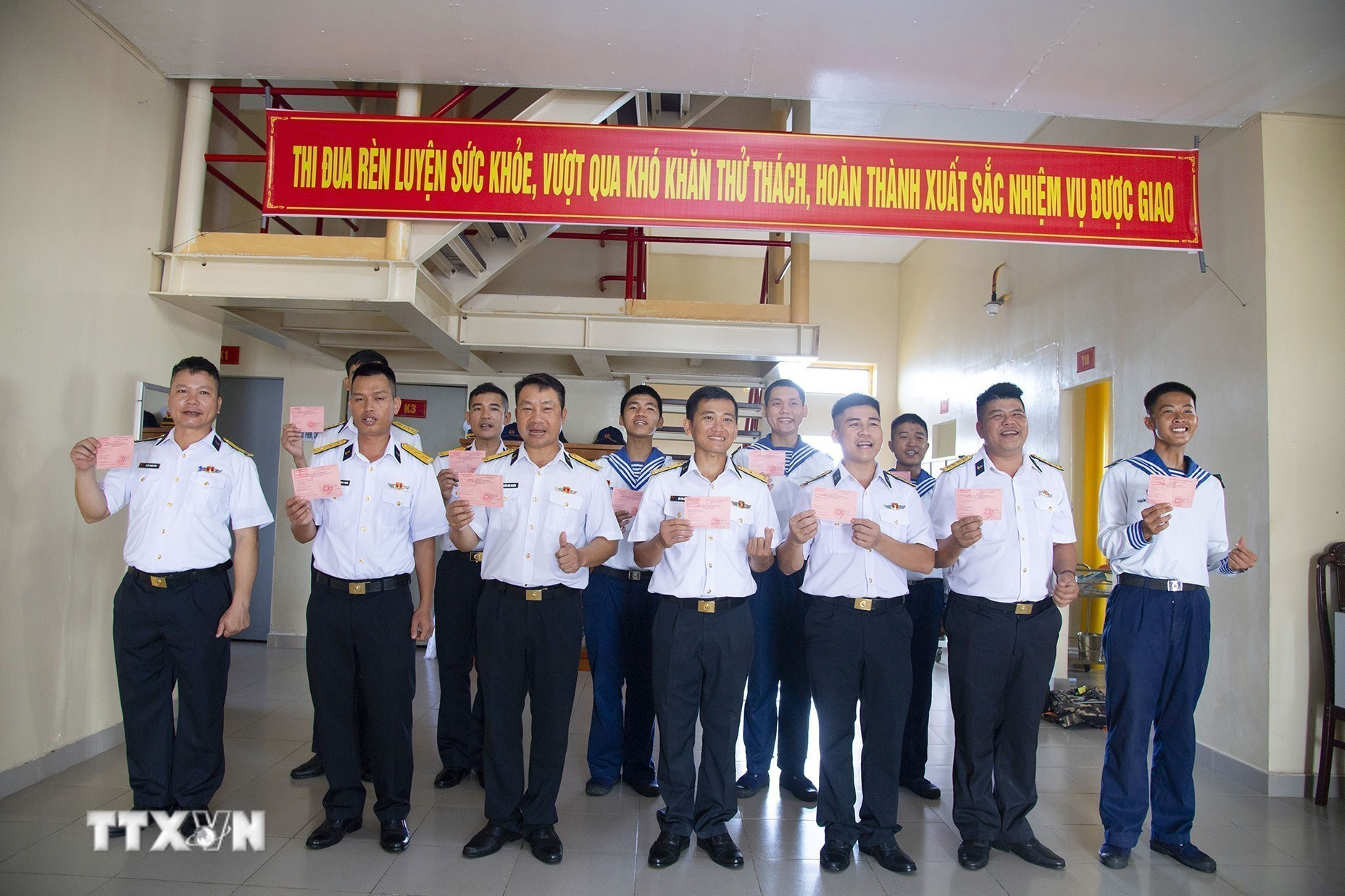 ttxvn-bau-cu-quoc-hoi-va-hdnd-vung-2-hai-quan-hoan-thanh-cong-tac-to-chuc-bau-cu-som-tren-bien-8635412-9.jpg